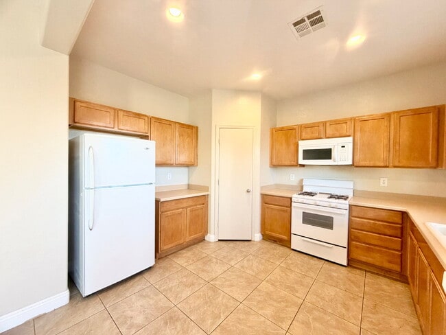 Building Photo - SPACIOUS 3 BEDROOM + LOFT | SILVERSTONE RANCH | GILCREASE ORCHARD VIEWS