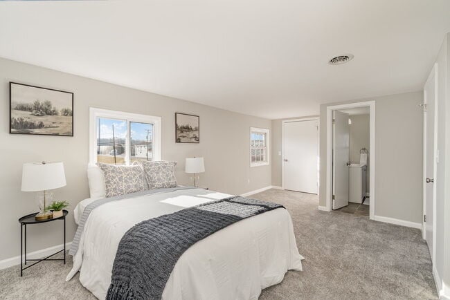 Building Photo - 28 W Main St