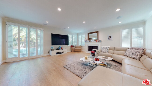 Building Photo - 4950 Densmore Ave