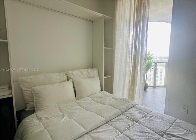 Building Photo - 121 NE 34th St