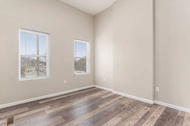Building Photo - 1363 Summit St
