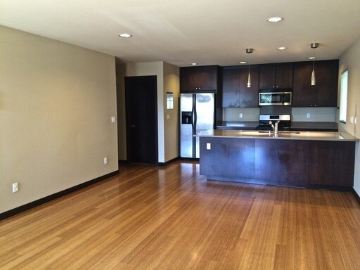 Building Photo - 3 bed 2.5 bath, Spacious BALLARD TOWNHOUSE!