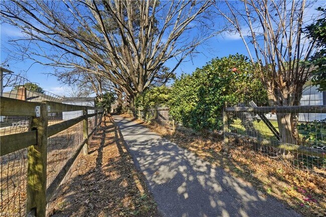 Building Photo - 912 Amherst Ln