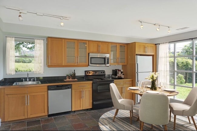 Building Photo - 3 Bed / 1 Bath - Split Level House with Re...