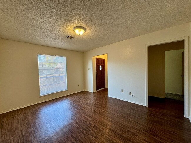 Building Photo - Duplex *LEASING SPECIAL AVAILABLE*