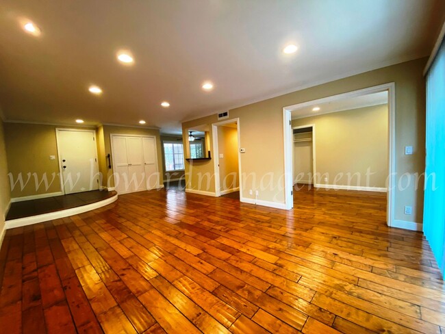 Building Photo - Professionally designed condo! Large kitch...
