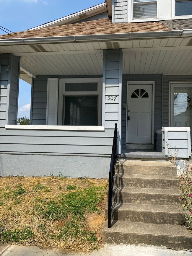 Building Photo - Cozy Renovated 2-Bedroom Home in Emmaus – ...