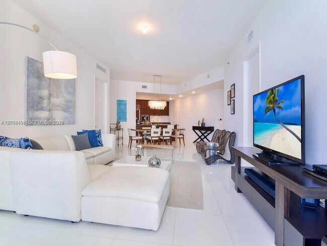Building Photo - 15811 Collins Ave
