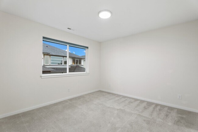 Building Photo - Spacious 4 bed 2.5 bath home w/ oversize 2 car garage & upgrades throughout!