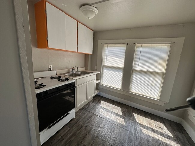 Building Photo - 820 College St