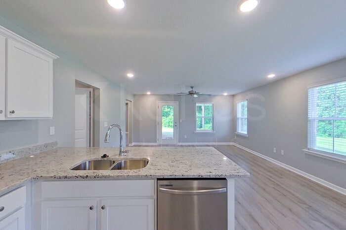 Building Photo - 661 June St