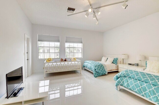 Building Photo - 5190 Lake Catalina Dr
