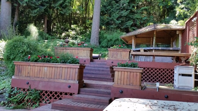 Building Photo - GEM in Somerset Bellevue, 4 beds/3 Baths w...