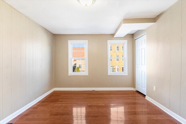 Building Photo - 424 S Eden St