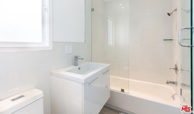 Building Photo - 140 San Vicente Blvd