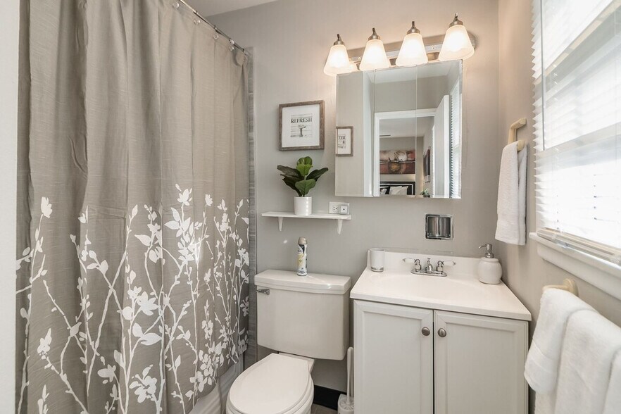 Building Photo - 10225 W 151st St