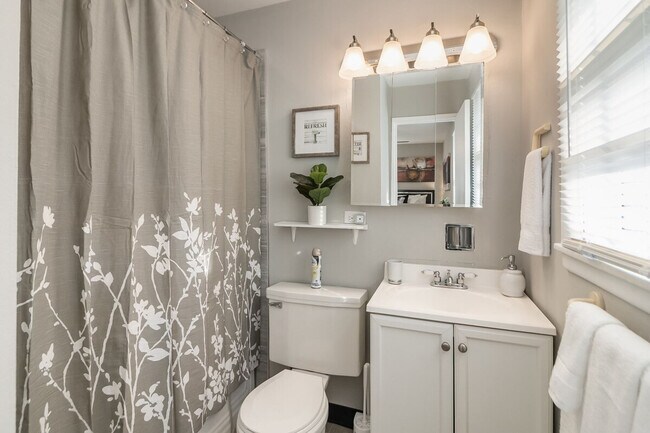 Building Photo - 15133 Huntington Ct