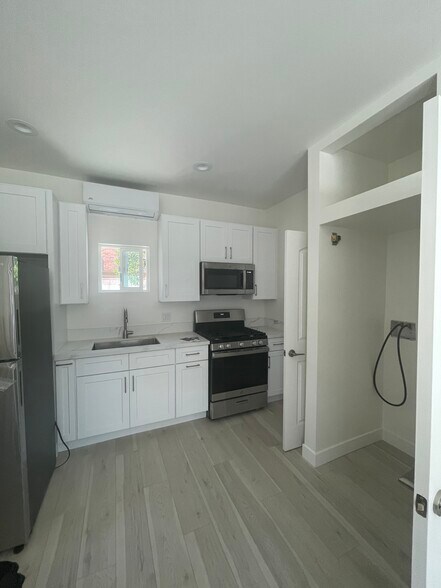 Kitchen - 1049 Davis Ave