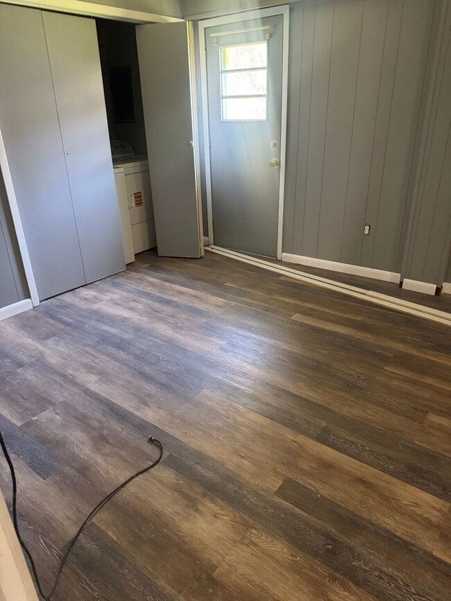 Building Photo - Completely Remodeled 3 Bed, 2 Bath Home in...