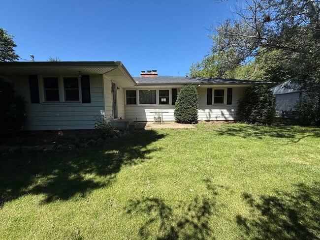 Building Photo - Charming 2 BR house in quiet Normal neighborhood