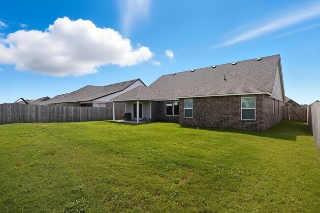 Building Photo - Like new, Move in Ready.