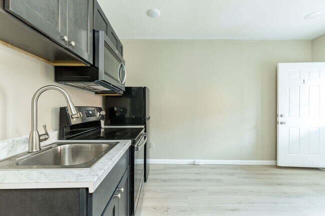 Building Photo - 104 S 51st St