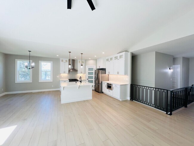 Building Photo - Luxury Rental