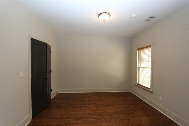 Building Photo - 160 W Ridge Way