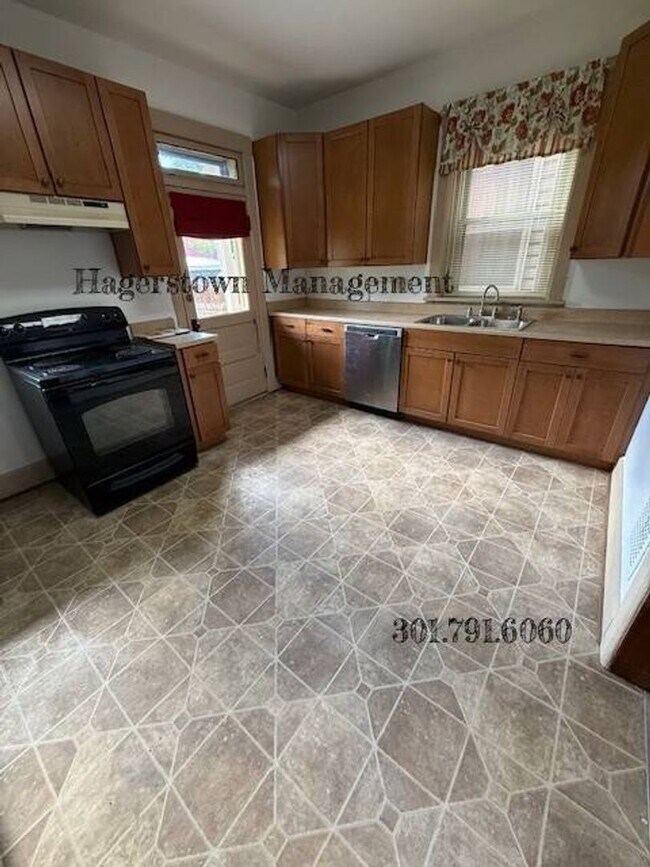 Building Photo - Beautiful 3 BR 1 BA Duplex