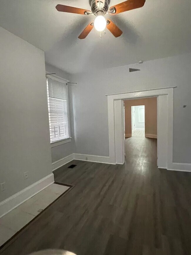 Building Photo - 643 E Henry St