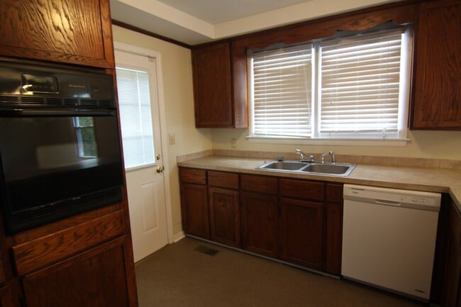 Building Photo - 3 Bedroom Home For Rent Near Downtown Clar...