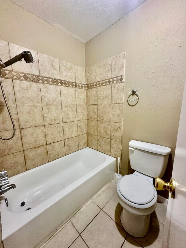 Building Photo - 2526 Valley Forest Dr