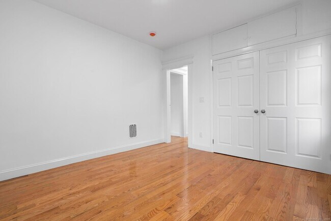 Building Photo - 565 Carroll Ave