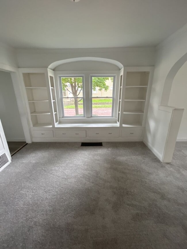 Building Photo - Charming 5-Bedroom Property in Prime Location