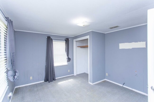 Building Photo - 4 Bedroom Home!!