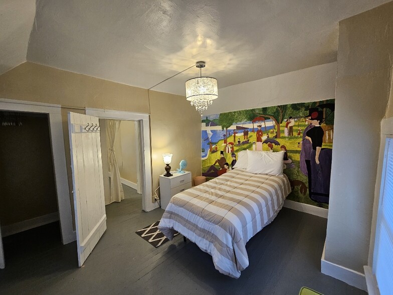 Building Photo - 301 Oakwood St