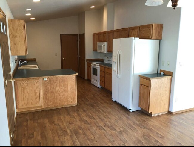 Building Photo - 501 E Walnut Cir