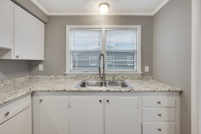 Building Photo - North Side Gem – 2-Bedroom with Garage & C...