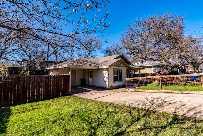 Building Photo - Charming 3 bedroom, 2 bathroom home in the heart of East Austin