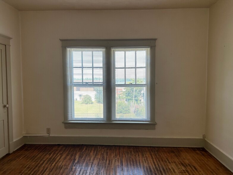 Living Room - 305 N 4th St