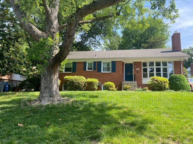 Building Photo - 906 Neal Dr