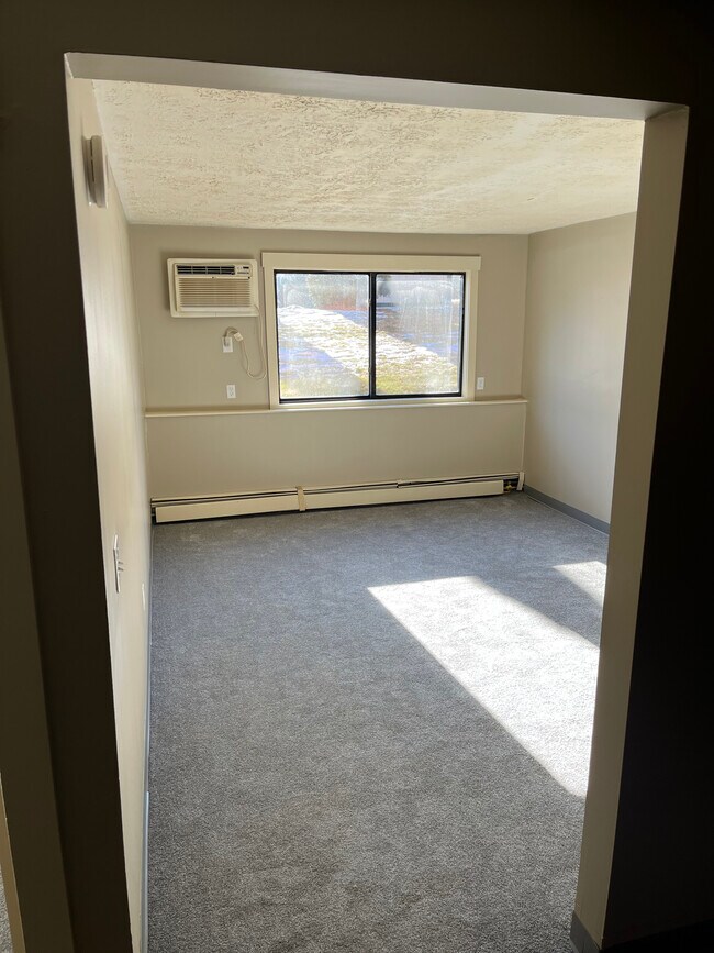 Building Photo - 35 Log St