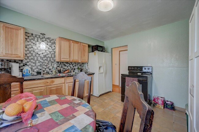 Building Photo - 10165 W Cleveland Ave