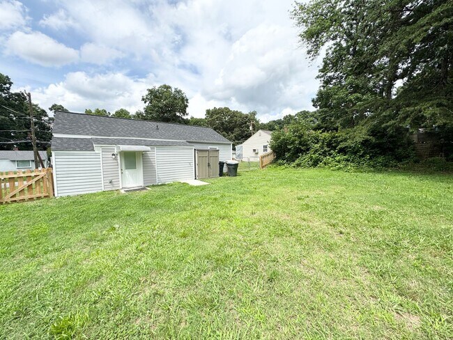 Building Photo - 2 BR House w/ Fenced Yard