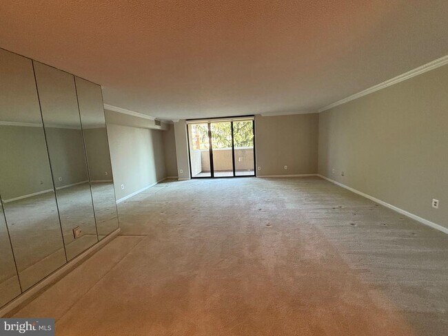 Building Photo - 1101 S Arlington Ridge Rd