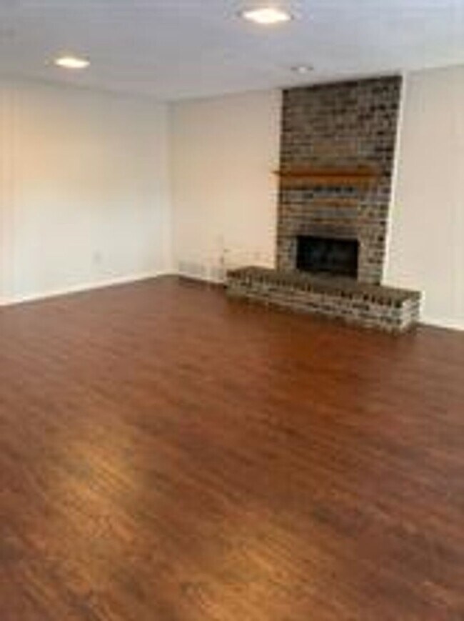 Building Photo - 6437-6439 Brookhaven Trail