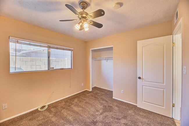 Building Photo - Garden Dr