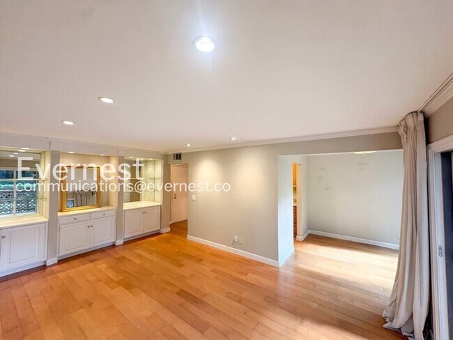 Building Photo - 320 N Civic Dr