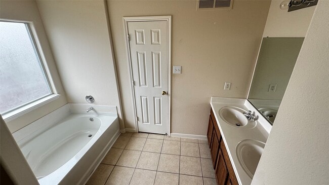 Building Photo - 5018 Woodland Meadows Ln