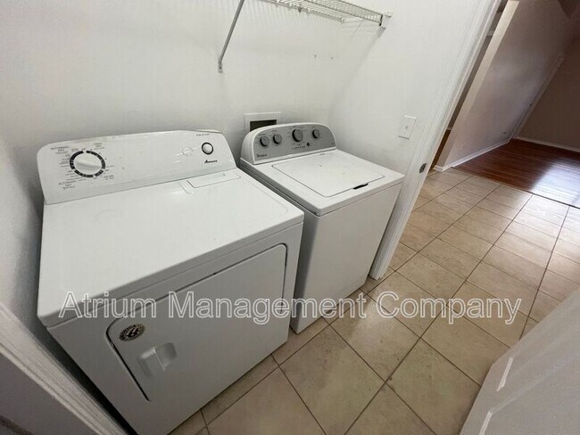 Building Photo - 3037 Bonkirk Dr